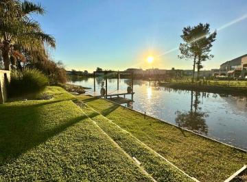 Casa de 9 ambientes, Ezeiza · Casa en Venta de Hormigón con Vista a La Laguna en Terralagos Canning