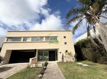 Casa de 8 ambientes, Berazategui · Casa en Venta en Village del Parque