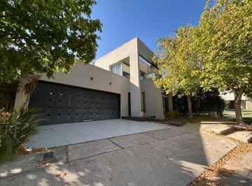 Casa · 271m² · 6 Ambientes · 2 Cocheras · Casa en Venta La Barraca