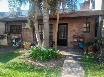 Casa · 122m² · 1 Ambiente · 2 Cocheras · Casa/venta con Gran Jardin Vte. Lopez Cocheras