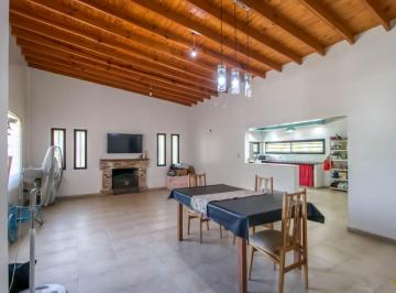 Casa · 110m² · 3 Ambientes · 2 Cocheras · Casas en Venta en La Plata, 2 Dorm. y Parque
