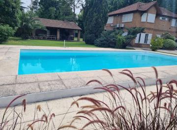 Quinta vacacional · 200m² · 5 Dormitorios · 3 Cocheras · Quinta con Pileta /quincho/ en Francisco Álvarez.