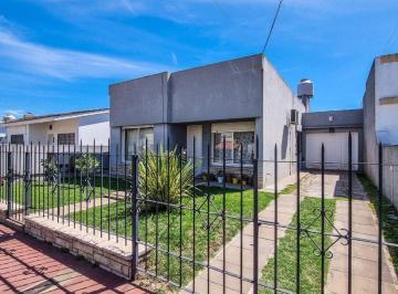 Casa · 90m² · 3 Ambientes · 1 Cochera · Casa 3 Ambientes Venta Lobos con Jardin y Quincho