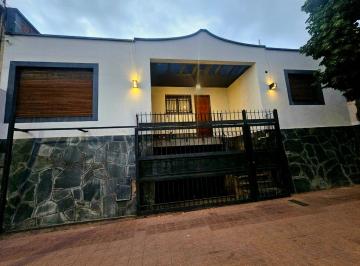 Casa · 230m² · 3 Ambientes · 1 Cochera · Hermosa Casa + Quincho Cerrado o Monoambiente