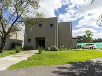 Casa · 125m² · 4 Ambientes · 2 Cocheras · Casa en Venta en Barrio Los Potrillos Fátima Pilar