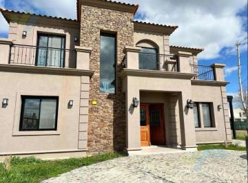 Casa · 267m² · 4 Ambientes · Venta Casa El Naudir 2 Plantas con Piscina Escobar.