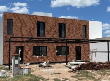Departamento · 90m² · 3 Ambientes · 2 Cocheras · Dúplex en Venta - 2 Dorm. 2 Baños - Cochera - 215 m² - Gran Córdoba