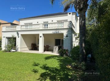 Casa · 224m² · 5 Ambientes · 3 Cocheras · Casa en Los Sauces - Alquiler Anual - Amueblada