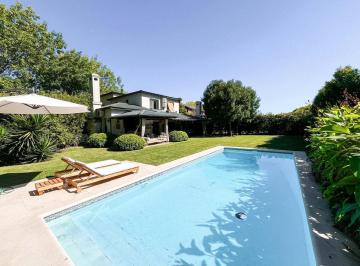 Casa · 213m² · 7 Ambientes · 2 Cocheras · Casa en Barrio Santa Barbara
