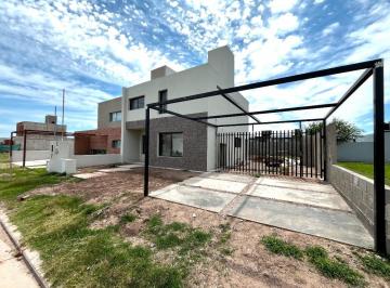 Casa · 120m² · 4 Ambientes · 2 Cocheras · Casa en Solares de Manantiales - 3 Dorm. Cochera P/2 Autos - Gran Patio