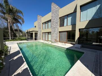 Casa de 8 ambientes, Berazategui · Casa en Venta en Club de Campo Abril