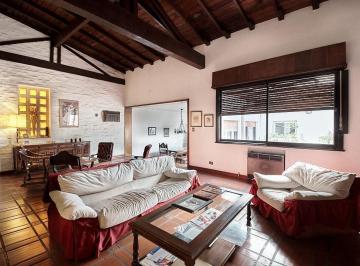 Casa · 154m² · 7 Ambientes · 1 Cochera · Excelente Casa en Villa Sarmiento de 7 Amb. Apto Crédito.