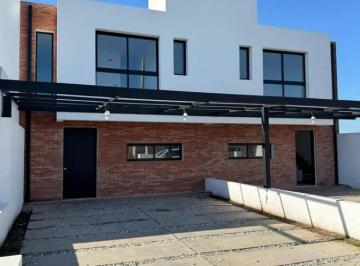 Departamento · 160m² · 3 Ambientes · Duplex en Colinas de Manantiales