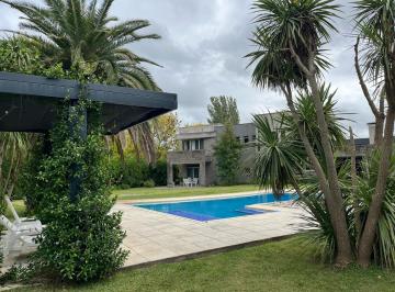 Casa · 338m² · 6 Ambientes · 2 Cocheras · Casa en Los Ceibos - 458 y 138