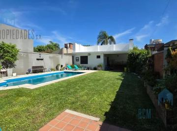 Casa · 230m² · 5 Ambientes · Venta Casa 5 Ambientes Castelar