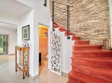 Casa · 217m² · 5 Ambientes · 3 Cocheras · Casa en Venta en Barrancas de Santa Maria