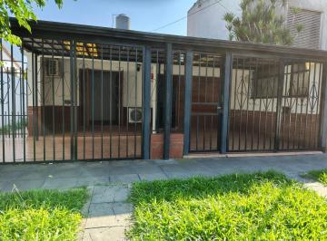 Casa · 130m² · 3 Ambientes · 1 Cochera · Hermosa Casa con Enorme Patio Verde en Guadalupe o