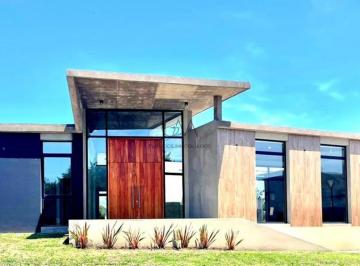Casa · 160m² · 4 Ambientes · Casa en Alquiler Rumenco Joven