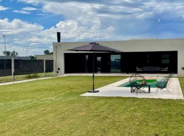 Casa · 103m² · 4 Ambientes · 2 Cocheras · Venta de Casa con Diseño en Don Mateo, Funes