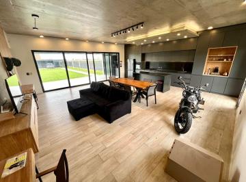 Casa · 103m² · 4 Ambientes · 2 Cocheras · Venta de Casa con Diseño en Don Mateo, Funes