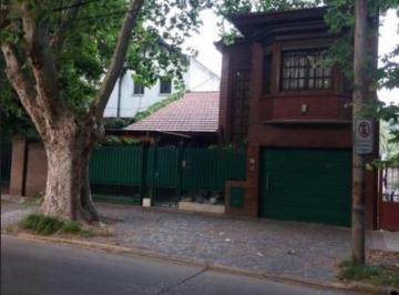 Casa · 211m² · 5 Ambientes · 1 Cochera · Chalet con Quincho y Pileta en Excelente Zona - Adrogue