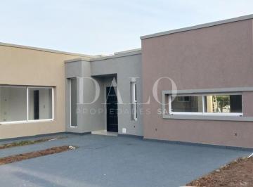 Casa · 184m² · 4 Ambientes · 1 Cochera · Casa en Venta en Barrancas de Iraola, Berazategui, G. B. a. Zona Sur