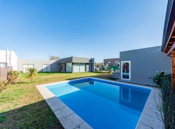 Casa · 250m² · 6 Ambientes · 2 Cocheras · Venta/permuta - Casa 4 Dorm., Cochera, Terreno Parqueado - La Cardera, Funes.
