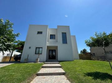 Casa · 220m² · 6 Ambientes · 1 Cochera · Casa en Venta en San Matias, Escobar, G. B. a. Zona Norte
