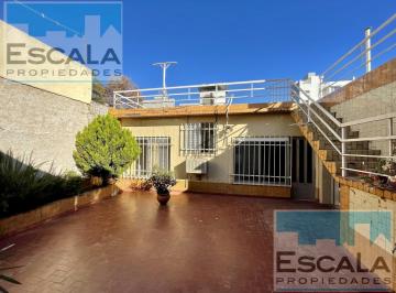 Casa · 176m² · 5 Ambientes · 1 Cochera · Casa de Pasillo Exclusivo 3 Dorm 2 Patios en Venta Arroyito