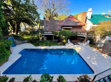 Casa · 400m² · 6 Ambientes · 4 Cocheras · Casa en Vicente López en Venta - 2 Plantas - Espectacular Parque con Pileta, Galería y Quincho!