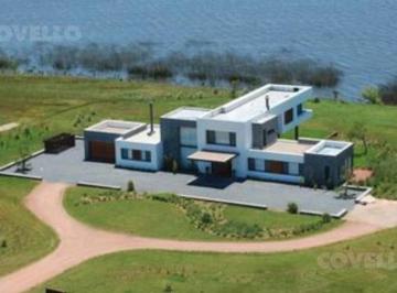 Casa · 10000m² · 5 Ambientes · 2 Cocheras · Casa Alquiler Temporal 4 Dorm. Laguna de Los Cisnes