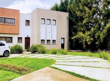 Casa · 191m² · 5 Ambientes · 1 Cochera · Venta Casa 5 Ambientes con Cochera Las Golondrinas