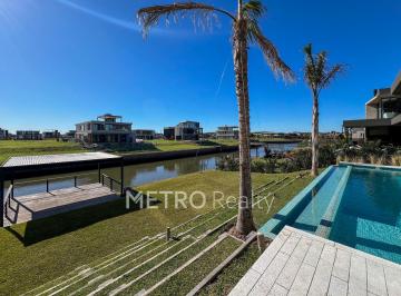 Casa · 400m² · 6 Ambientes · 2 Cocheras · Casa en Venta con 4 Habitaciones y Amarra en El Yacht, Nordelta