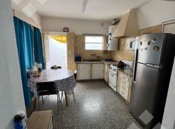Casa · 240m² · 6 Ambientes · 1 Cochera · Venta Casa 2 Dorm. Apto Credito con Depto 1 Dormi. Nqn