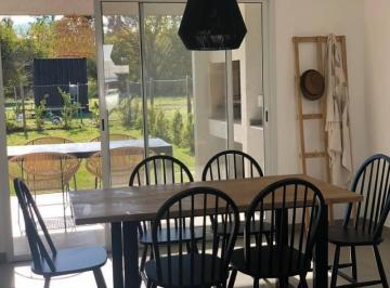 Casa · 104m² · 4 Ambientes · 2 Cocheras · Casa en Alquiler en Decs Tortugas
