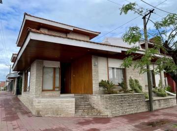 Casa · 250m² · 6 Ambientes · 2 Cocheras · Casa en Venta - 5 Dorm. 3 Baños 2 Cocheras - 260 m² - Necochea