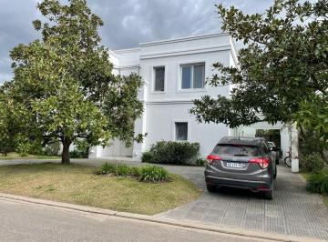 Casa · 250m² · 4 Ambientes · Alquiler Casa con Pileta Villa Olivos Ramal Pilar