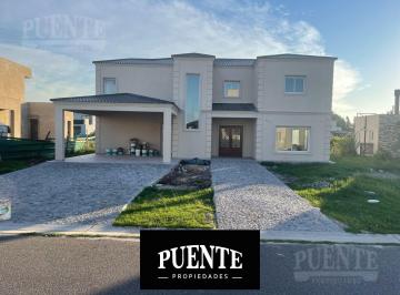 Casa · 240m² · 5 Ambientes · 2 Cocheras · Casa en El Rebenque Venta