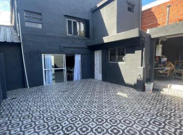 Casa · 132m² · 5 Ambientes · 1 Cochera · Casa 5 Amb con Patioa 5 Min de Caba Oportunidad!