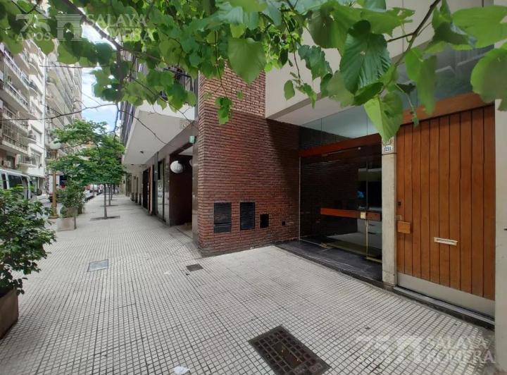 Departamento 3 Amb con Dependencia y Cochera en Venta.