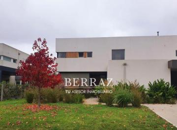 Casa · 315m² · 6 Ambientes · 2 Cocheras · Casa en Venta 6 Ambientes Barrio Las Liebres Pilar Lote de 800 m²