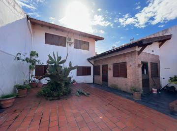 Casa · 180m² · 4 Ambientes · 1 Cochera · Amplia Casa a La Venta en Sarandi