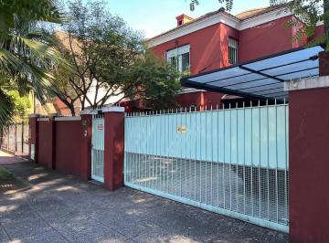 Casa · 222m² · 5 Ambientes · 2 Cocheras · Excelente Casa de Cinco Ambientes con Piscina en Acassuso.