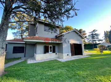 Quinta vacacional · 305m² · 8 Ambientes · Casa - B. Las Malvinas