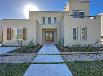 Casa · 261m² · 6 Ambientes · 3 Cocheras · Casa a La Venta Al Agua en Barrio Santa Ana