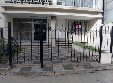 Oficina comercial · 75m² · 5 Ambientes · Bv. Oroño 900 - Consultorios / Oficinas. Impecable. con Patio.