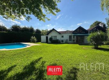 Casa · 198m² · 5 Ambientes · 2 Cocheras · Casa en Oportunidad en El Barrio Campos de Echeverria