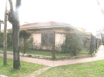 Casa · 236m² · 7 Ambientes · 1 Cochera · Muy Buena Propiedad a 100 m de Av Espora y 9 Cuadras de Estacion