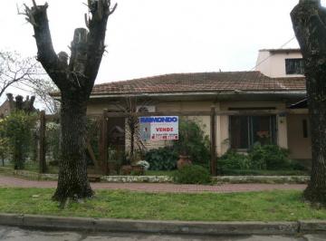 Casa · 236m² · 7 Ambientes · 1 Cochera · Muy Buena Propiedad a 100 m de Av Espora y 9 Cuadras de Estacion