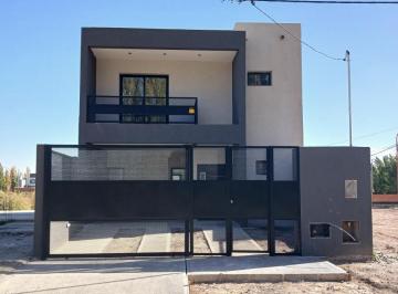 Departamento · 134m² · 4 Ambientes · 1 Cochera · Dúplex en Venta - 3 Dorm. 3 Baños - 208 m² - Cipolletti